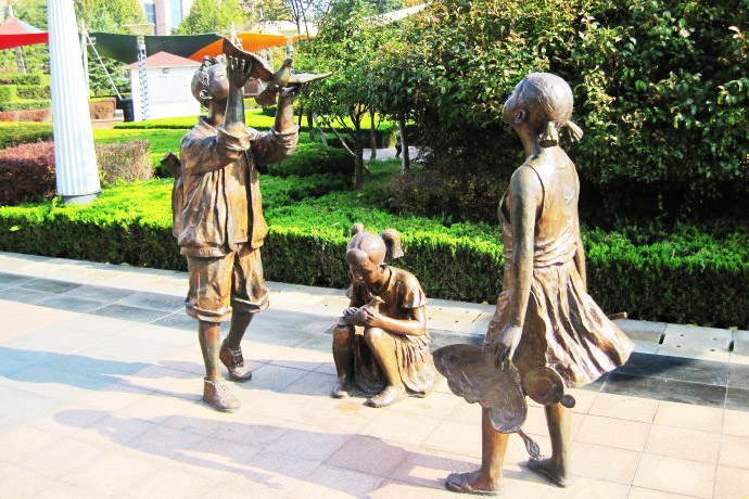 潍坊风筝广场放飞小孩现代人物铸铜雕塑