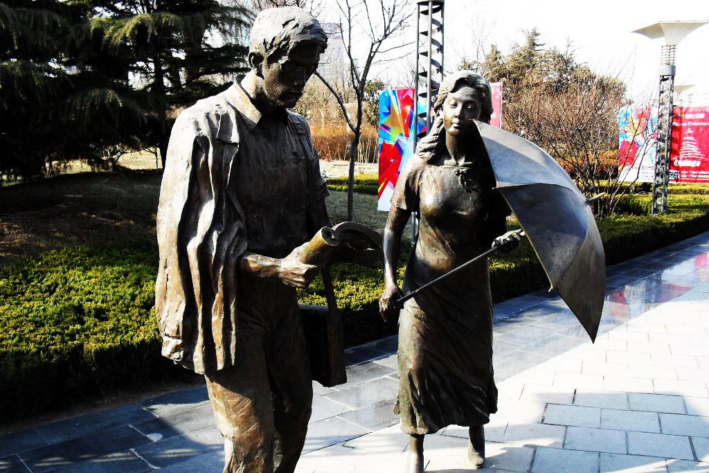 博仟铸铜雕塑厂塑造的打伞的铜雕