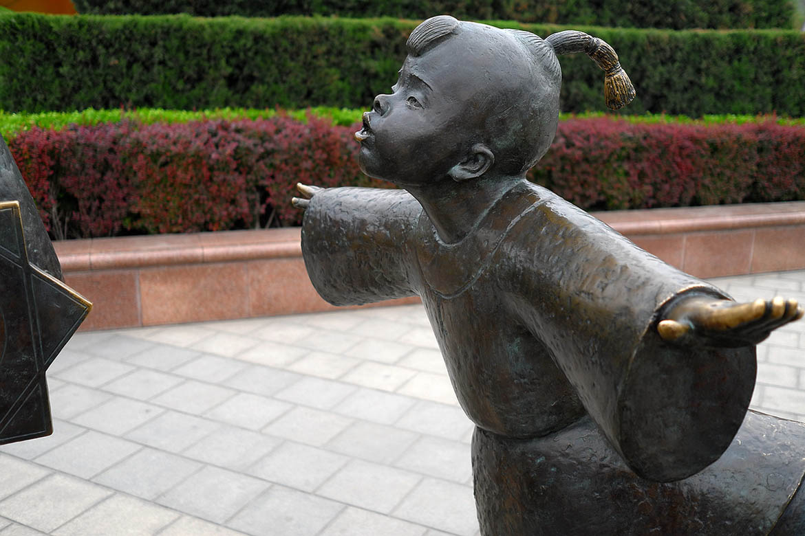 风筝广场踩高跷的小孩铸铜人物雕塑侧面