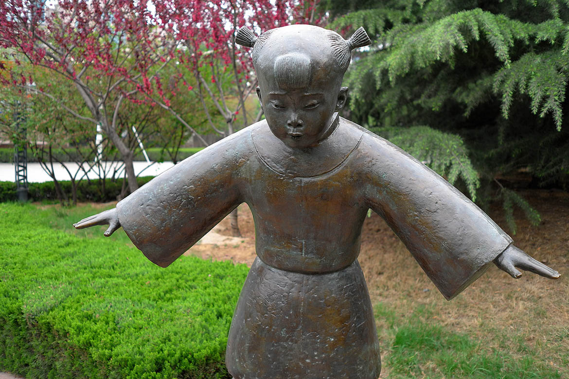 潍坊风筝广场踩高跷铸铜人物雕塑正面