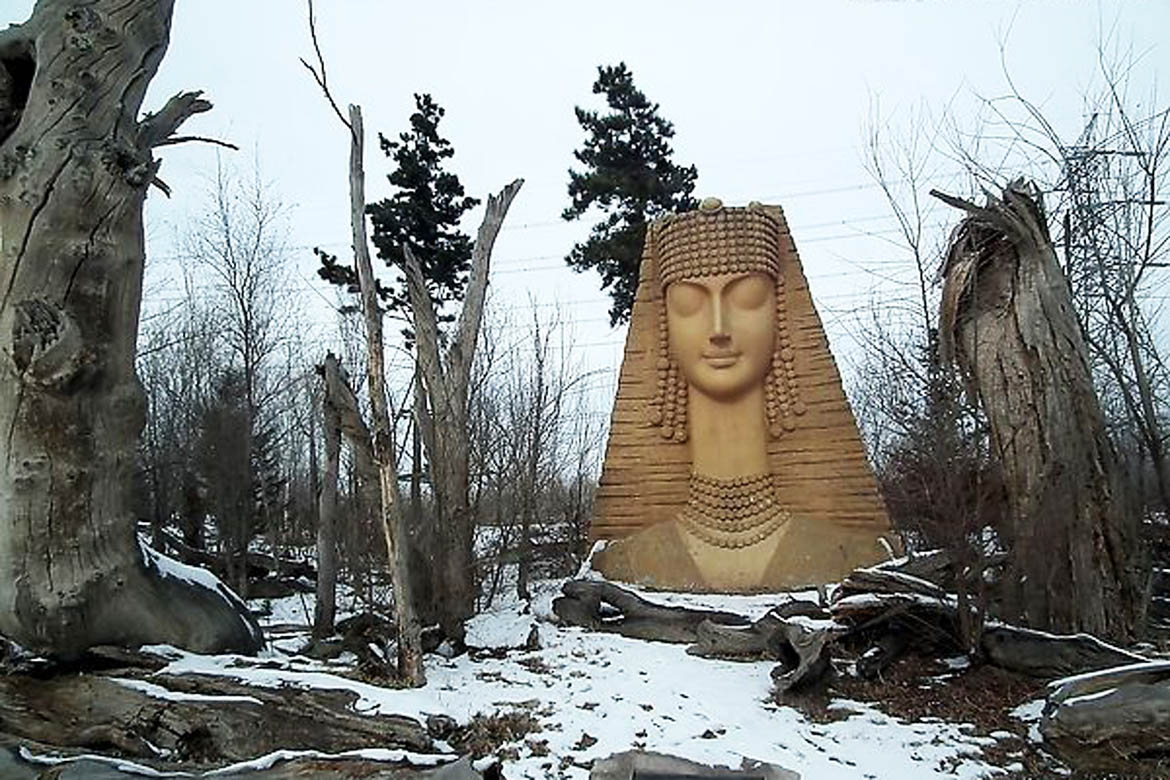 北京奥园新疆园楼兰姑娘砂岩雕塑冬天景色
