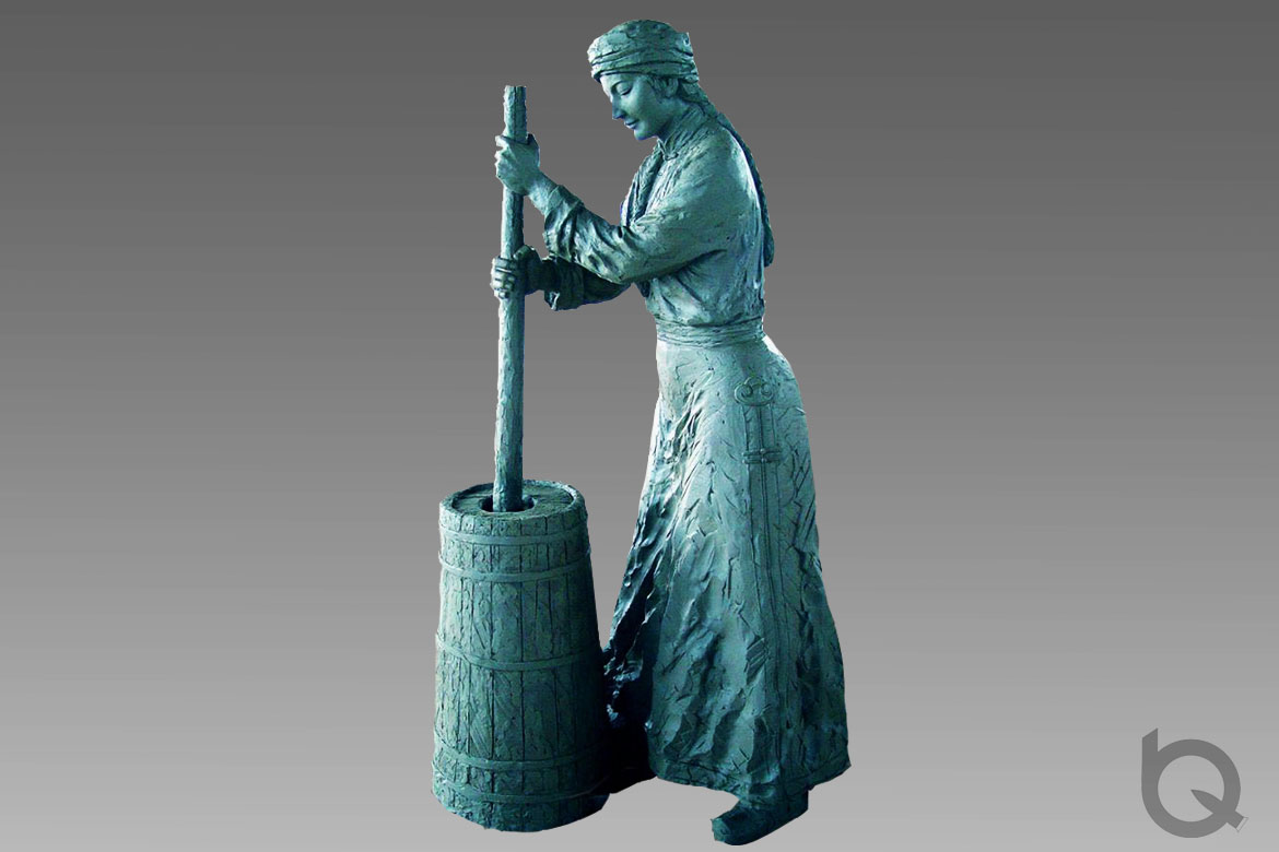 捣酥油的女人内蒙古铸铜雕塑