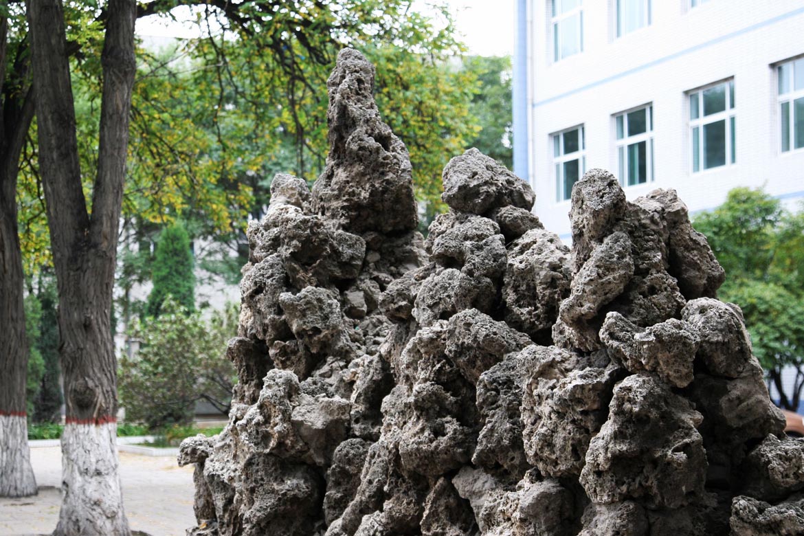 灰色长江石创作的微信塑石假山雕塑景观