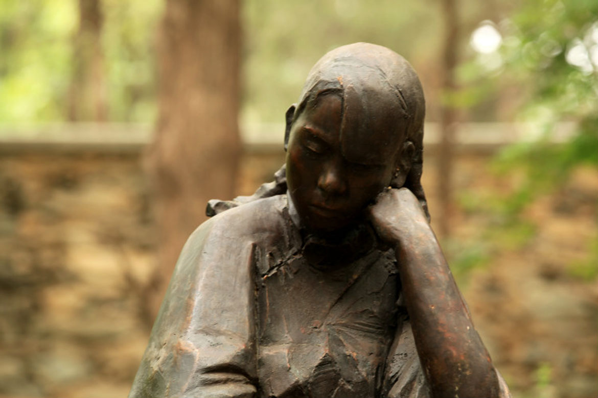 女孩小歇休息园林景观铸铜雕塑
