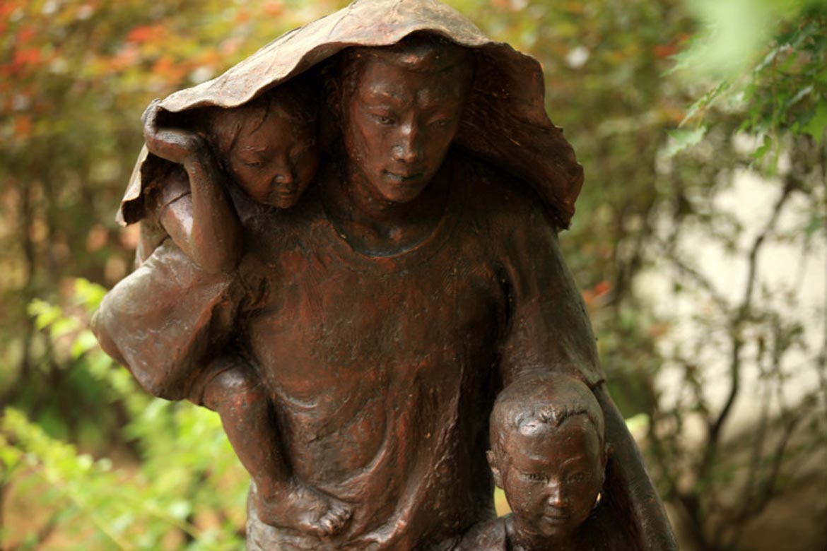 父爱背着女儿和儿子的父亲园林景观铸铜雕塑人物