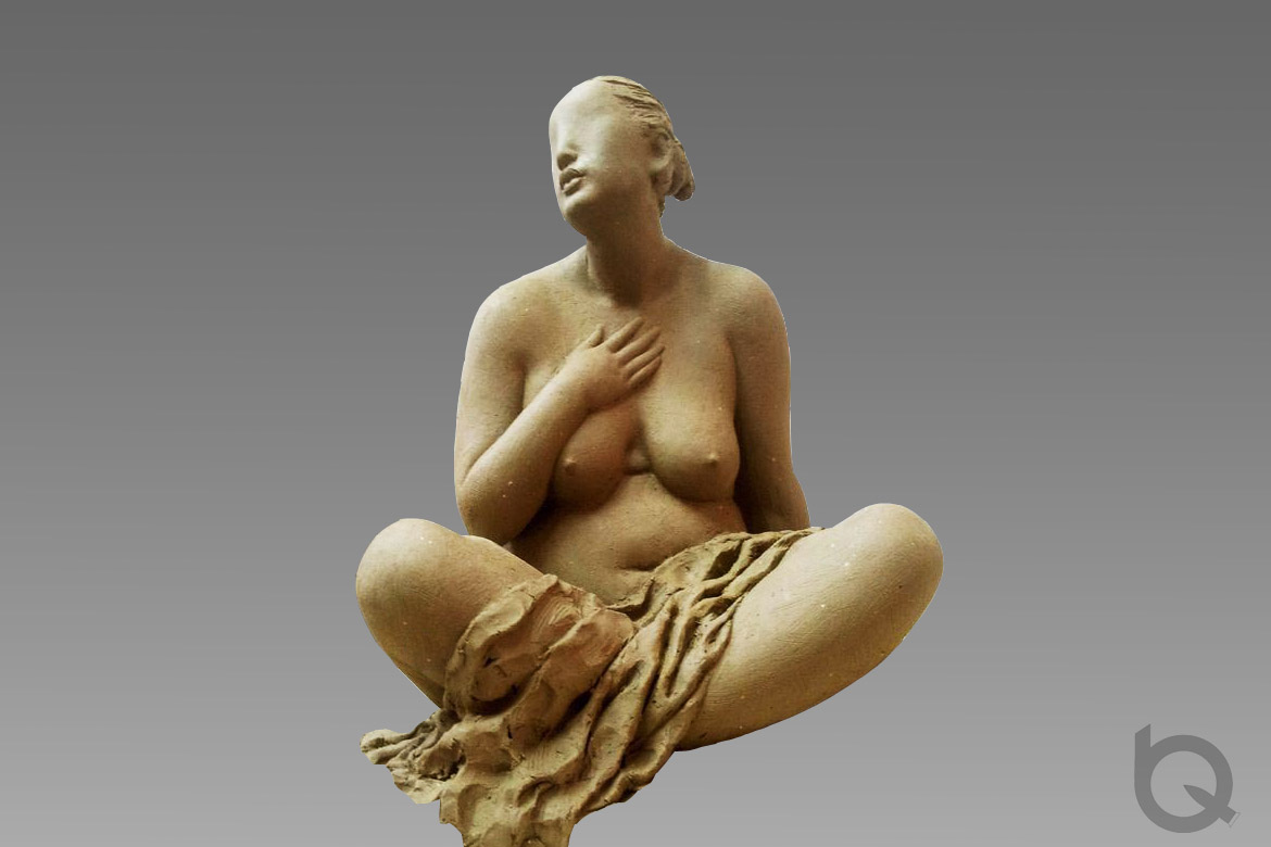 盖着浴巾的肥胖女人体雕塑
