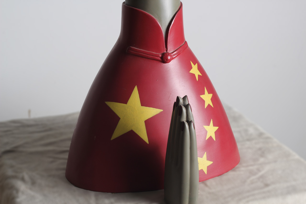 中国国旗与旗袍结合的创意树脂雕塑工艺品