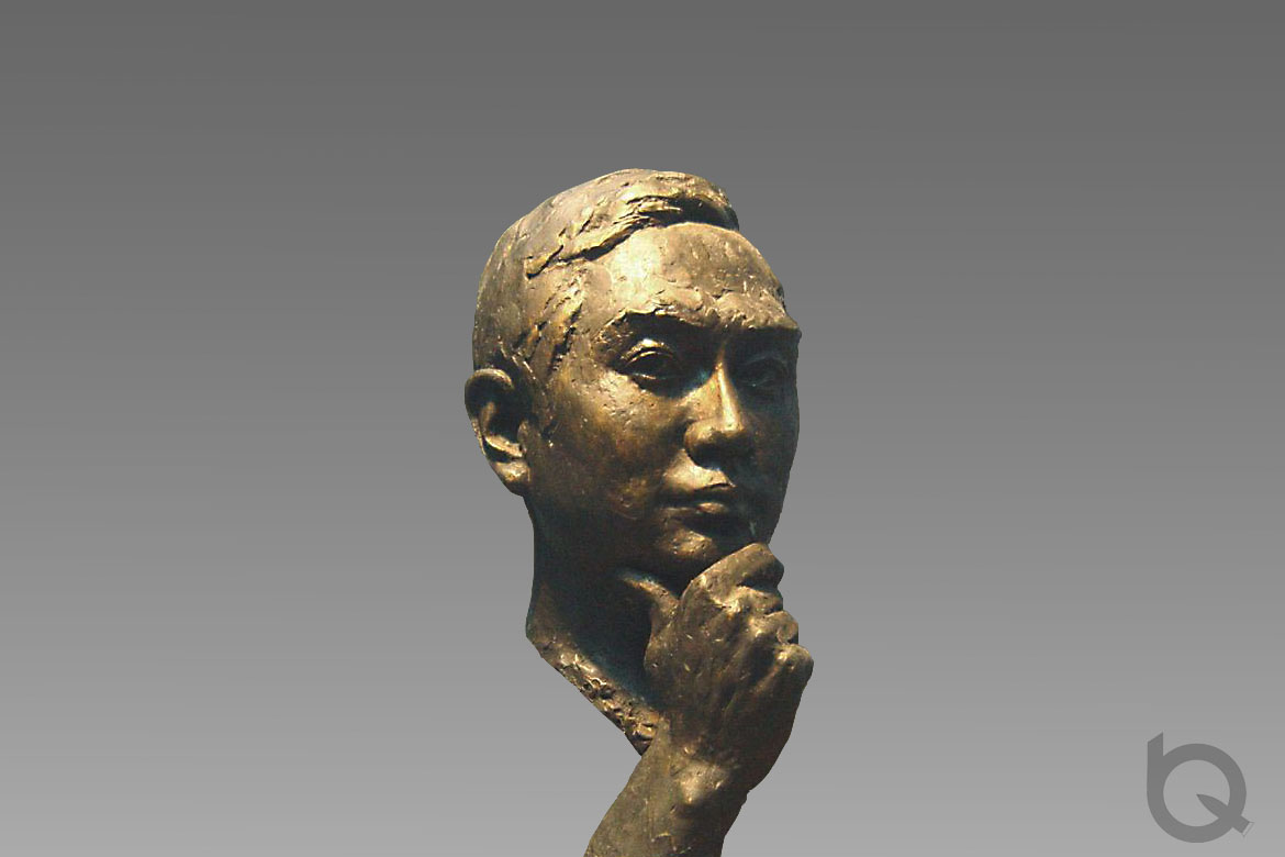 手托下巴沉思的男性雕塑铸铜头像