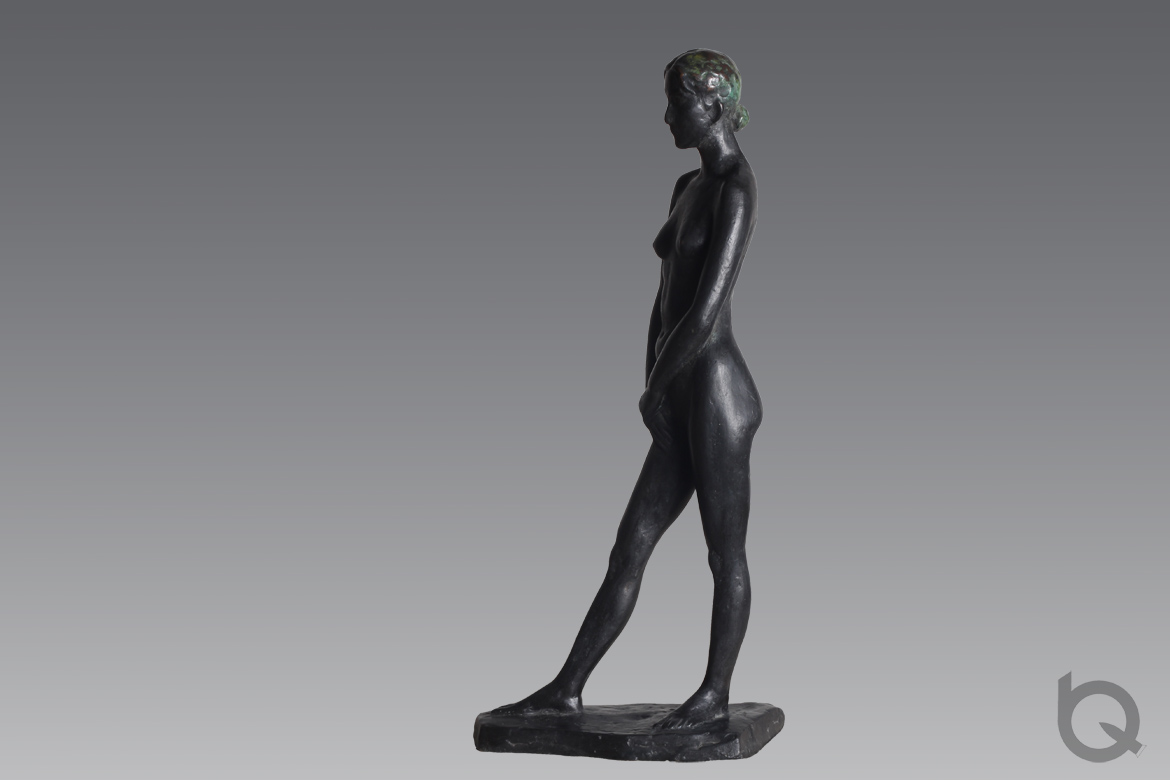 铸铜化学着色苗条东方女性人体与雕塑侧面欣赏