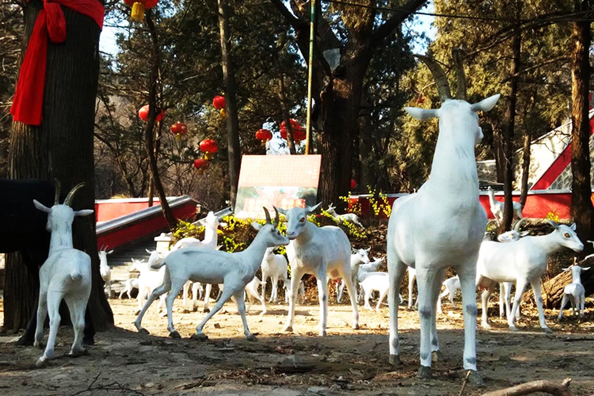 博仟ky开元官网创作的羊群着色水泥动物雕像正在吃草