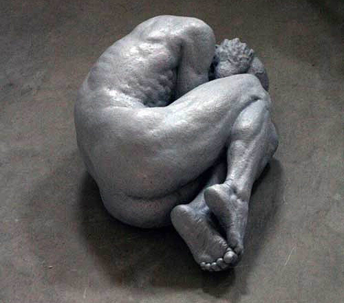 博仟ky开元官网塑造的蜷缩的男人体雕塑艺术