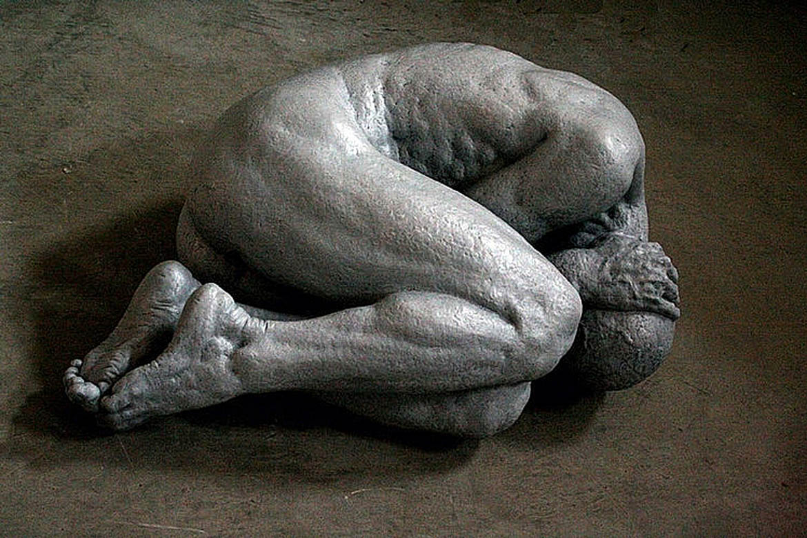 博仟ky开元官网塑造的蜷缩的铸铜男人体雕塑艺术