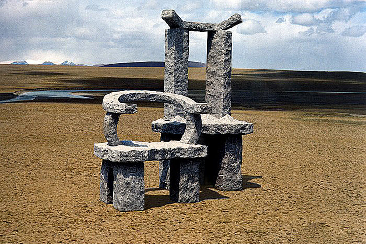 坐山观水椅子石材雕塑放在草原上