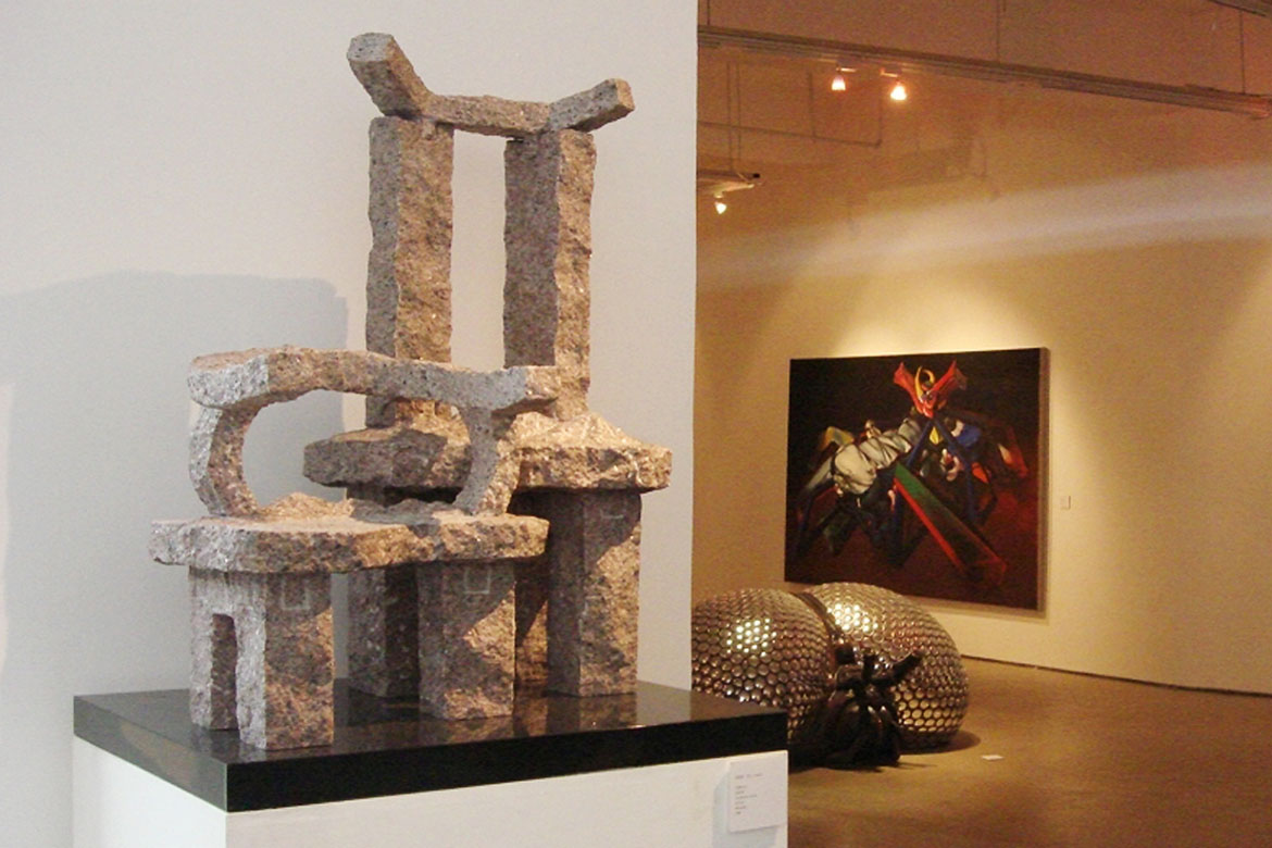 图为坐山观水石材雕塑作为艺术品摆放