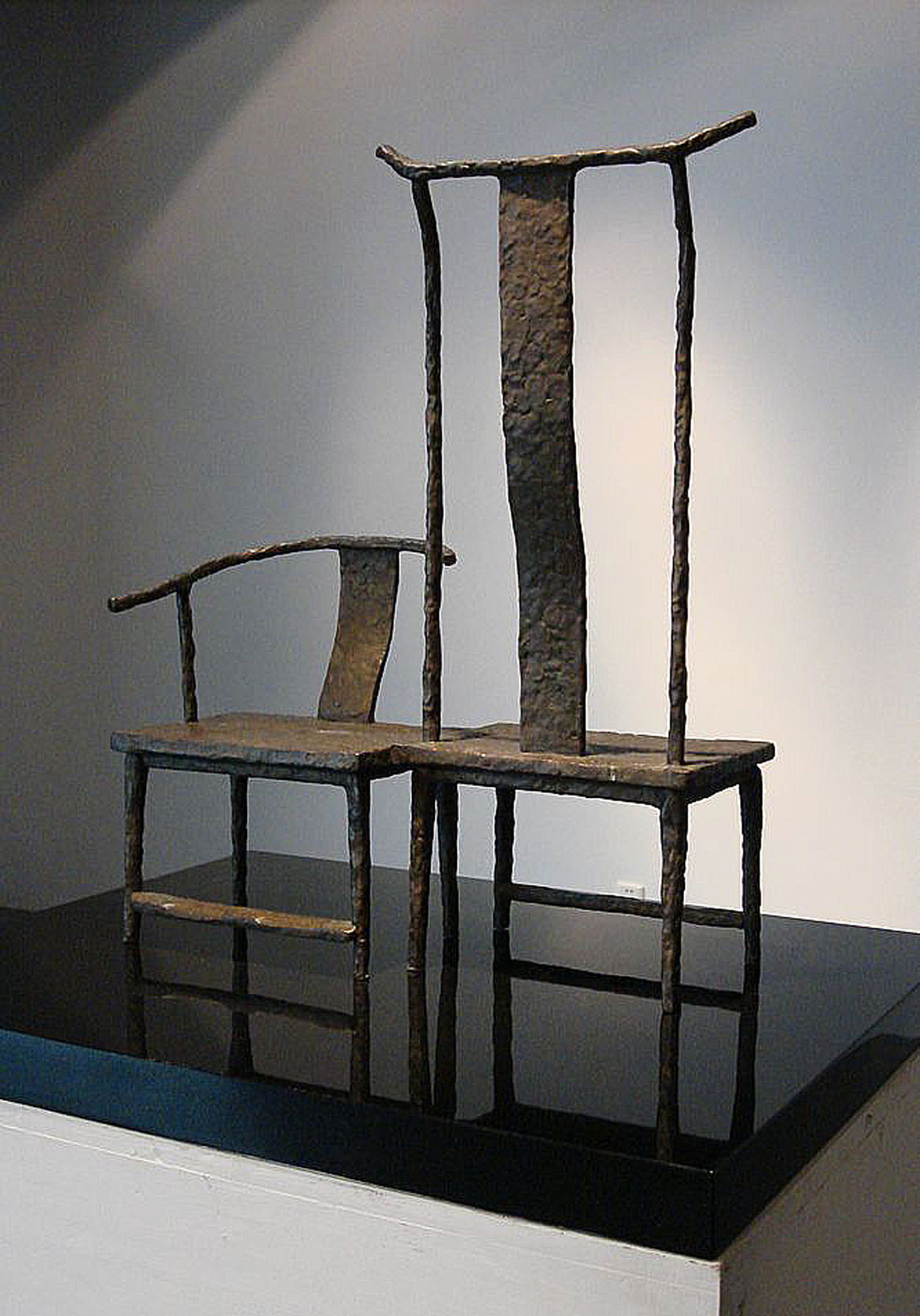 博仟ky开元官网创作的功能性铸铜雕塑设计椅子