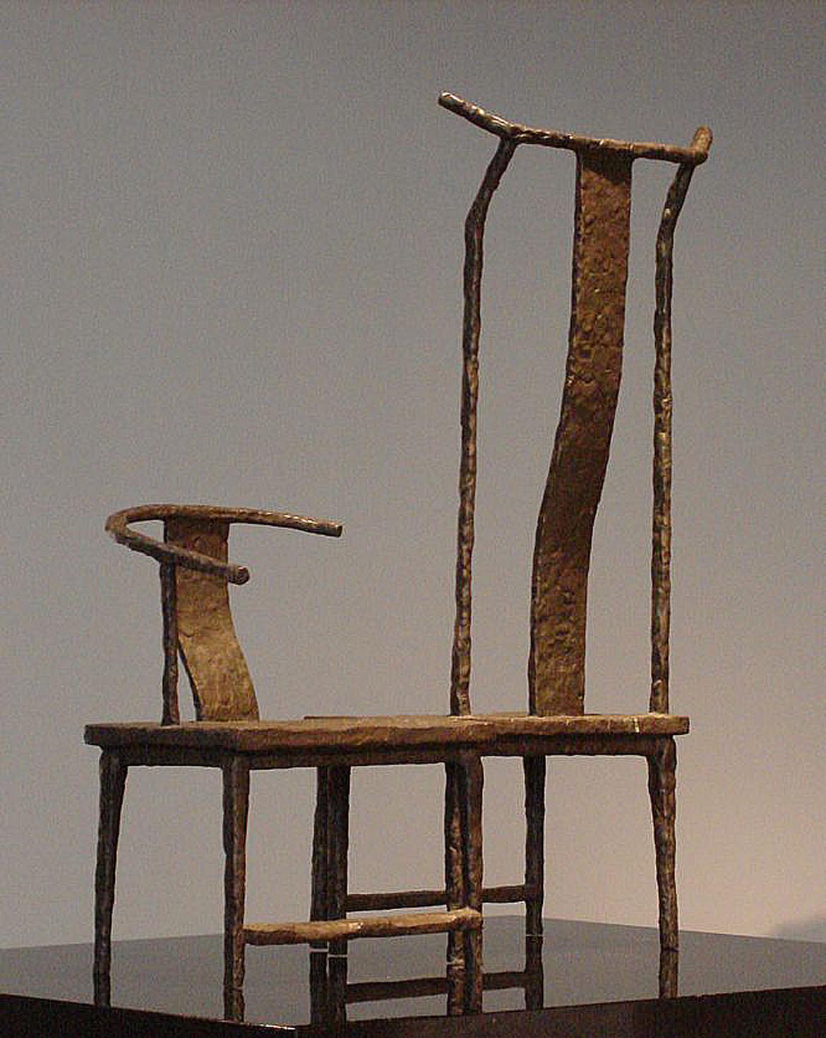 博仟ky开元官网创作的功能性铸铜雕塑设计椅子正面