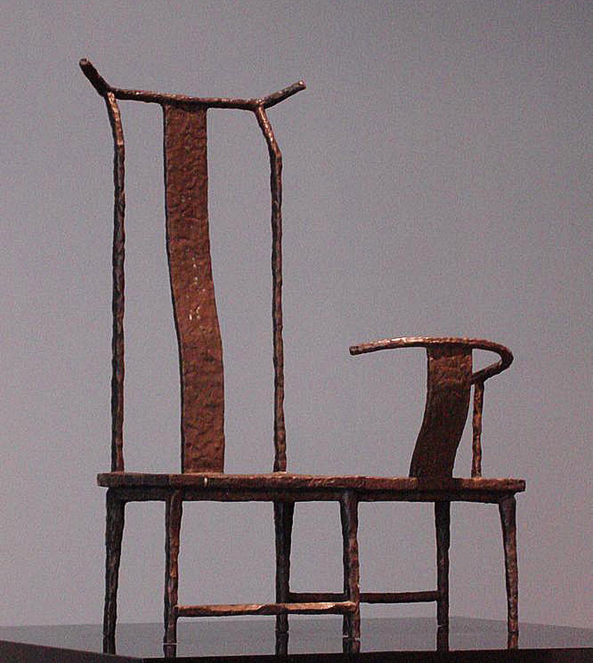 博仟ky开元官网创作的功能性铸铜雕塑设计融合在一起的椅子