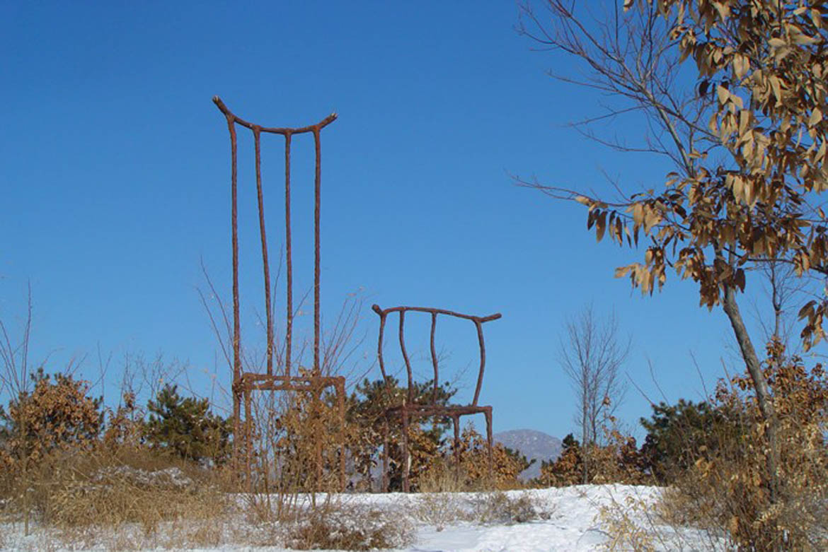 博仟北京雕塑厂安装的大型椅子铸铜雕塑设计