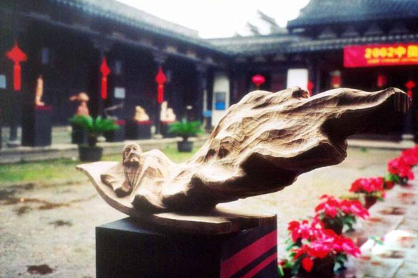博仟ky开元官网运用木雕塑造的李白摆放在北京四合院中