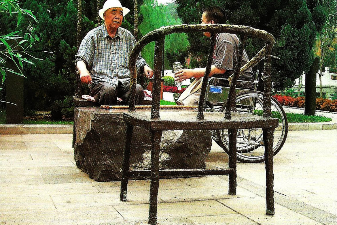 游人在博仟ky开元官网塑造的椅子雕塑创意设计小品下歇息