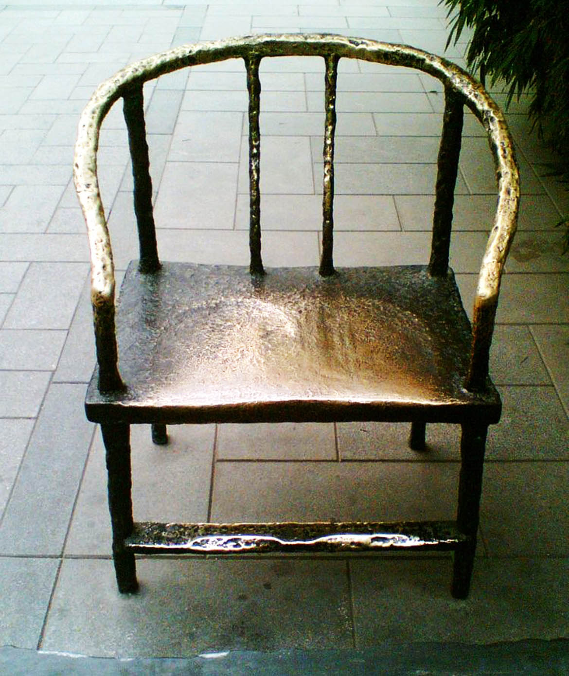 被游人长期坐后的椅子雕塑创意设计