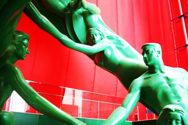 博仟ky开元官网男人与女人牵手不锈钢龙的雕塑图片