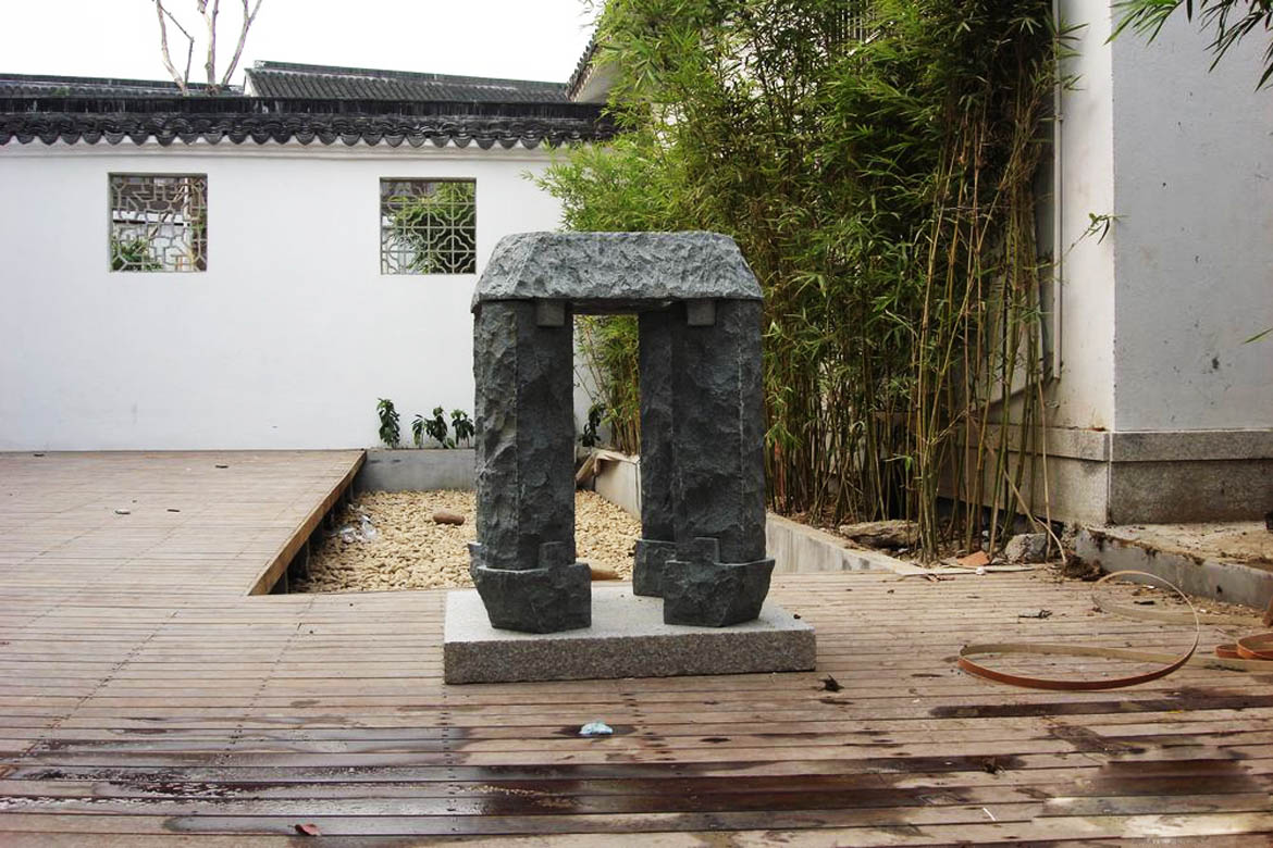 石头雕塑放在院落中