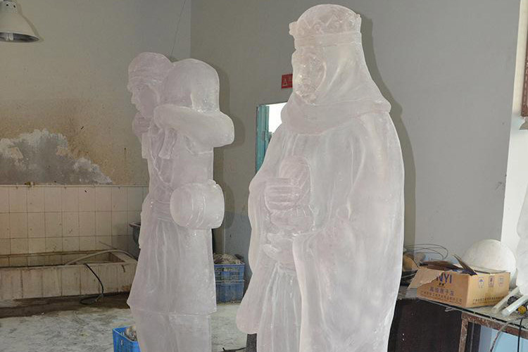 人物透明树脂雕塑