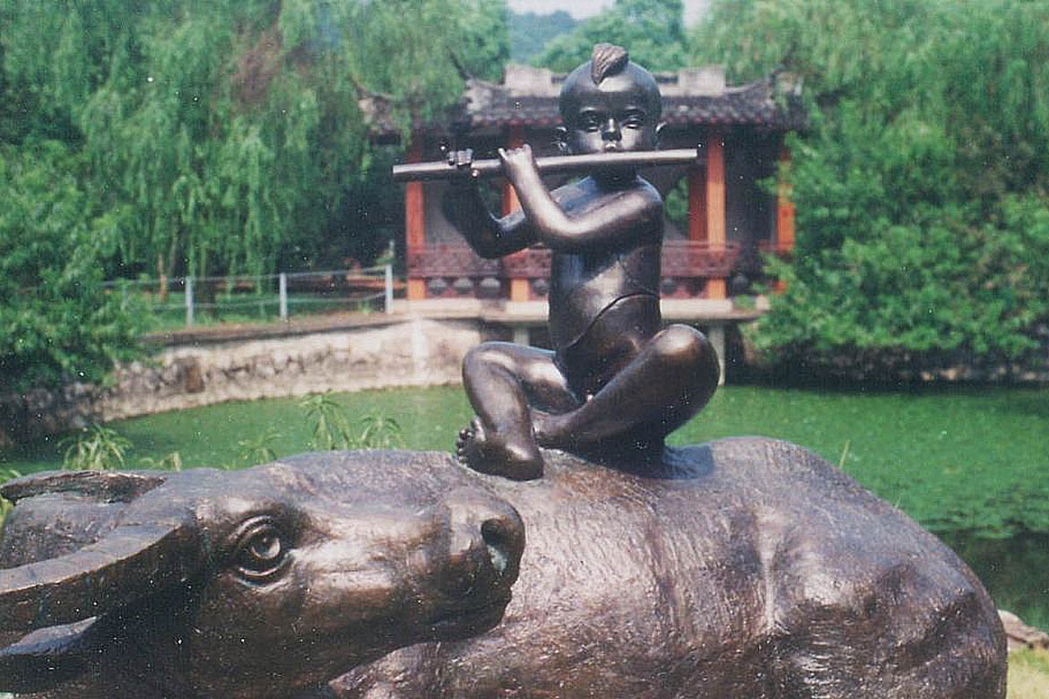 博仟雕塑制作企业创作的牧童吹笛子放牛雕塑