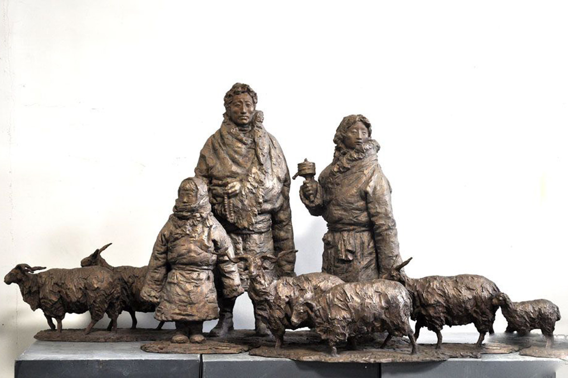 博仟雕塑企业的靠近牧区一家人西藏主题雕塑欣赏