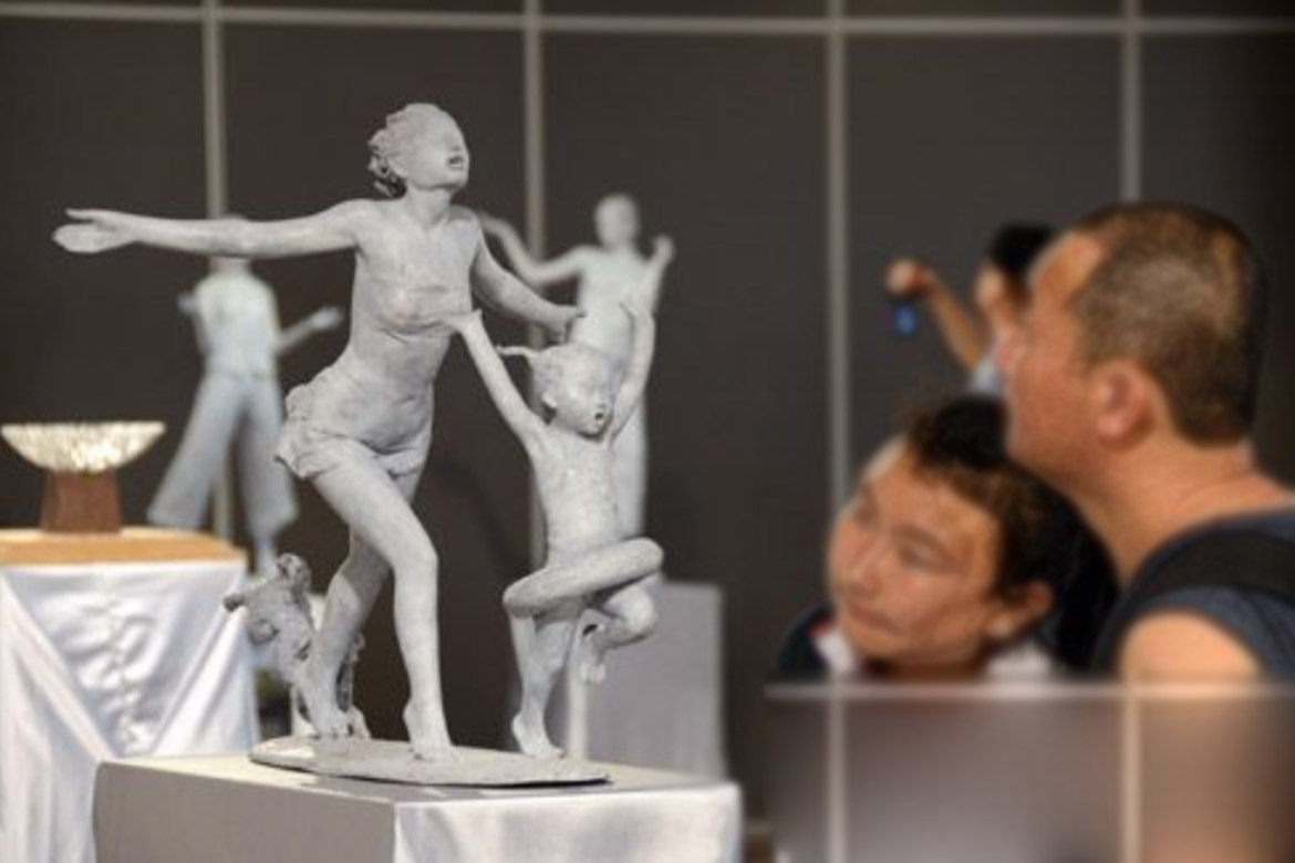 爱好者参观胡学富雕塑个人展览的阳光空气人体雕塑作品