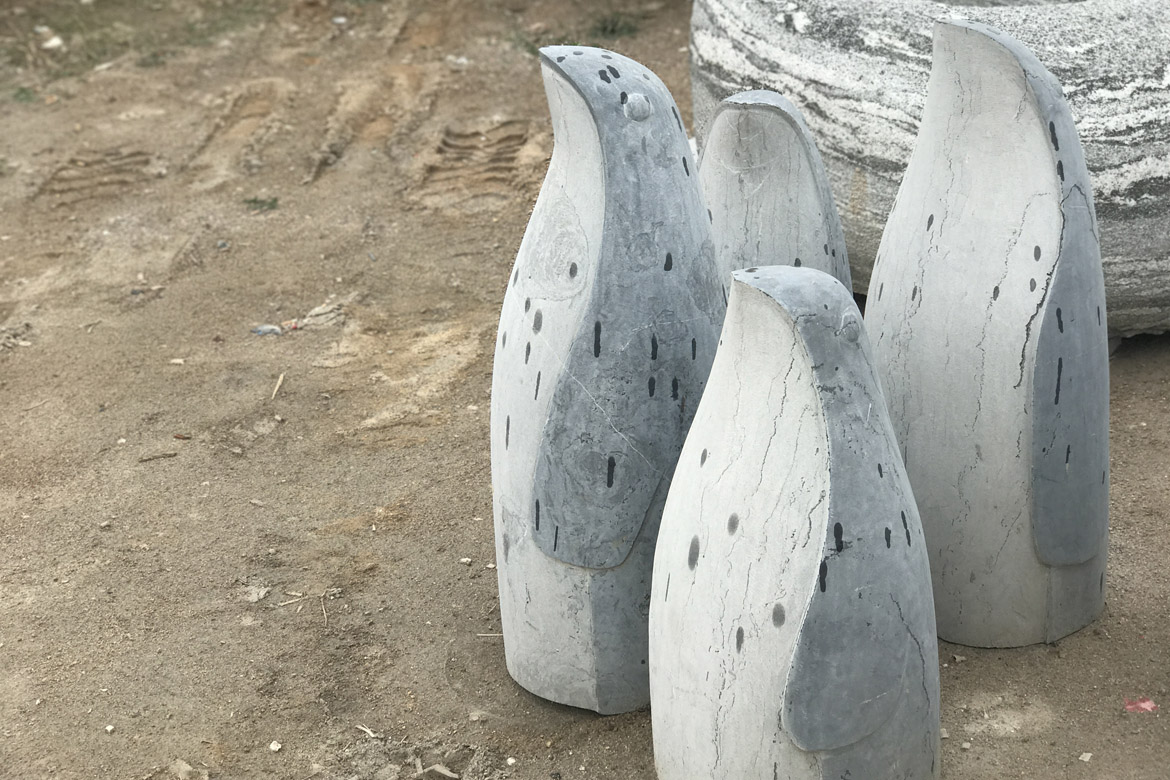 博仟雕塑厂雕刻的企鹅石材雕塑