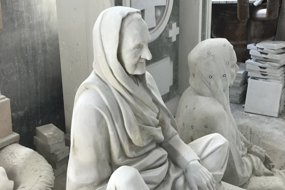 博仟雕塑企业点刻机雕刻的老人打坐石材雕塑