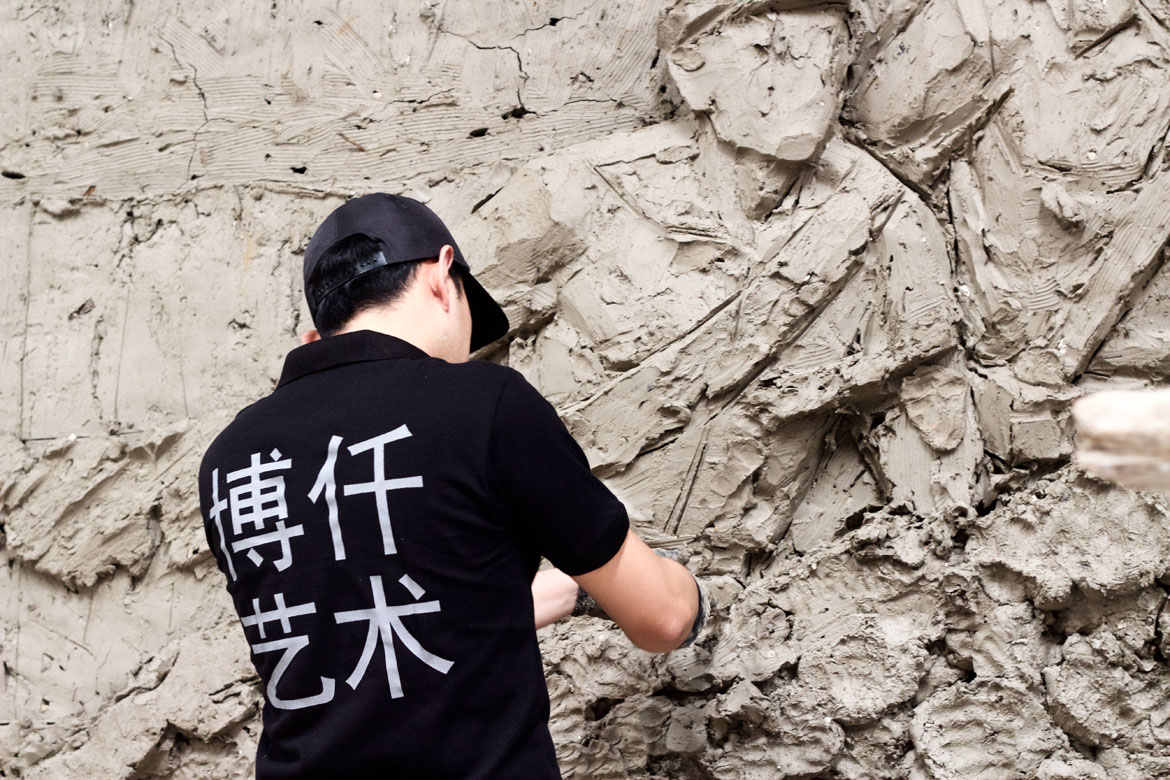 博仟雕塑企业加工人员正在制作浮雕泥稿