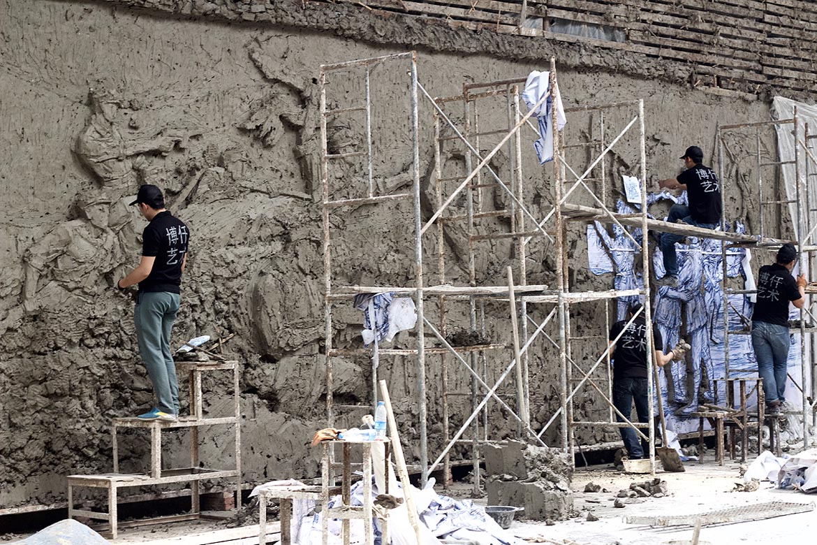 博仟雕塑厂加工人员正在制作大型浮雕泥塑