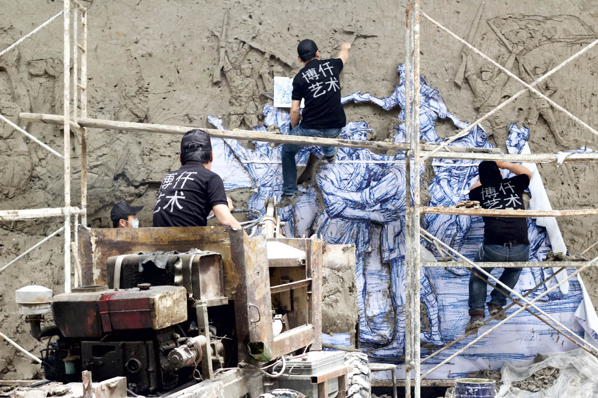 博仟雕塑企业采泥车为浮雕上泥过程