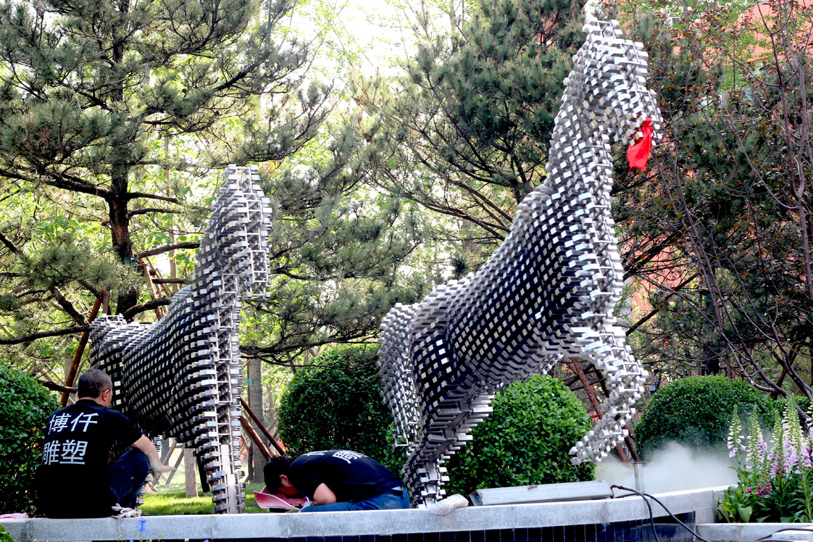 博仟雕塑企业的两批骏马不锈钢抽象雕塑