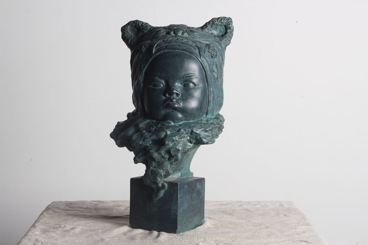 虎娃婴儿铸铜头像雕塑正面高清图