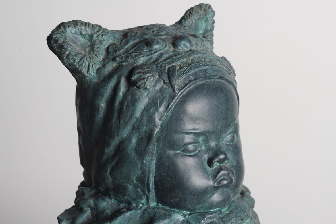 婴儿铸铜头像雕塑侧面细节图