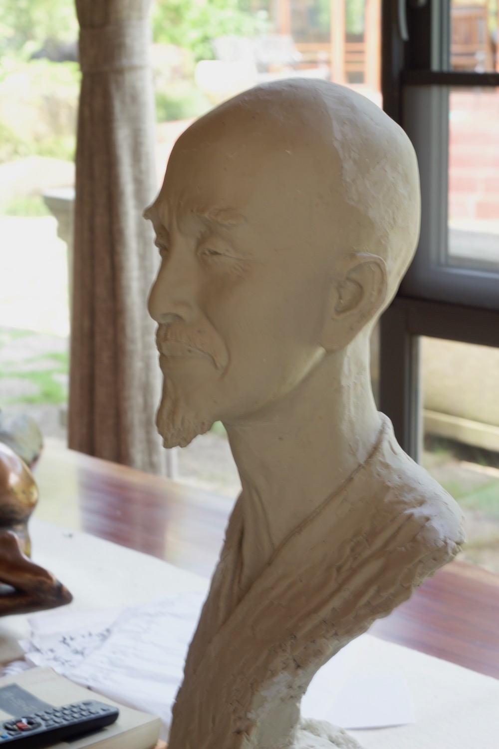 博仟雕塑企业根据弘一法师的生平研究，最终呈现给大家如图弘一法师肖像雕塑作品。