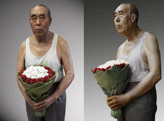 曹淑海的一束玫瑰写实彩绘人物雕塑