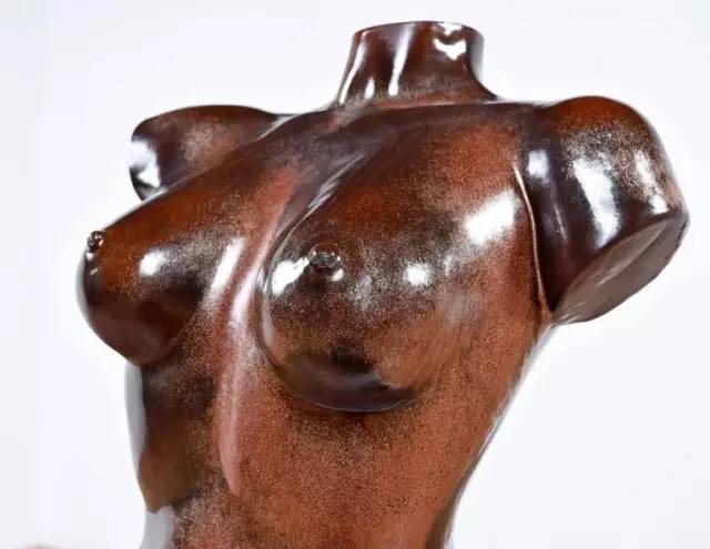 仿古铜色现代人体树脂雕塑1