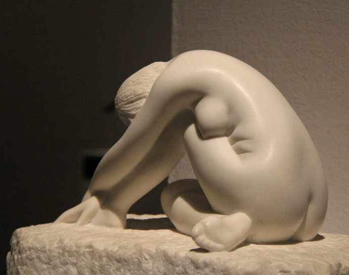 白色现代女性人体树脂雕塑