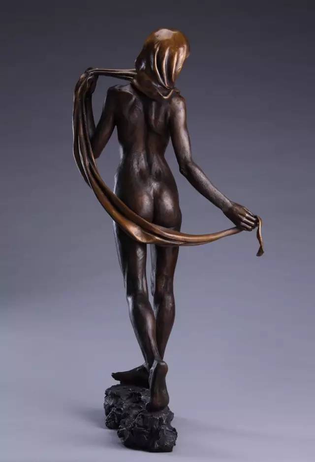 美女现代人体雕塑图片