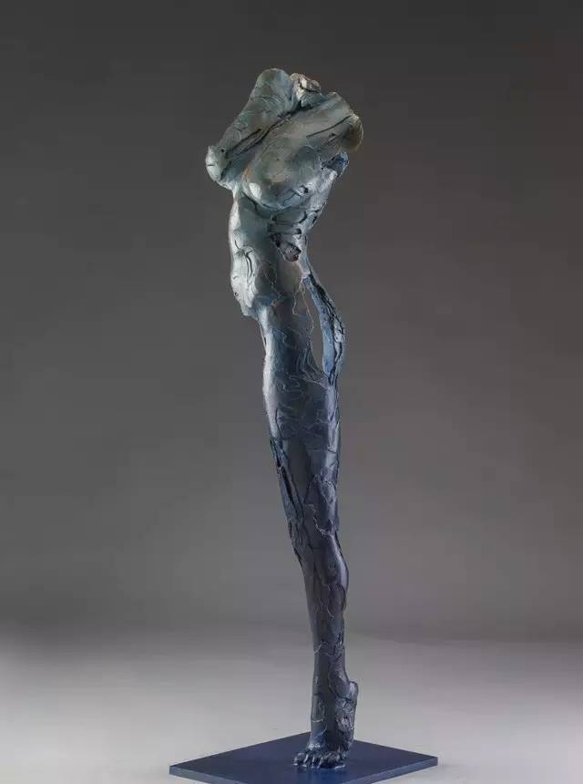 空壳铸铜现代人体雕塑图片
