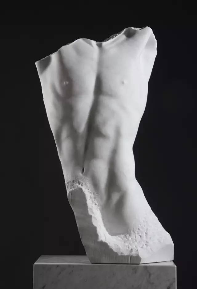 白色男性现代人体雕塑图片