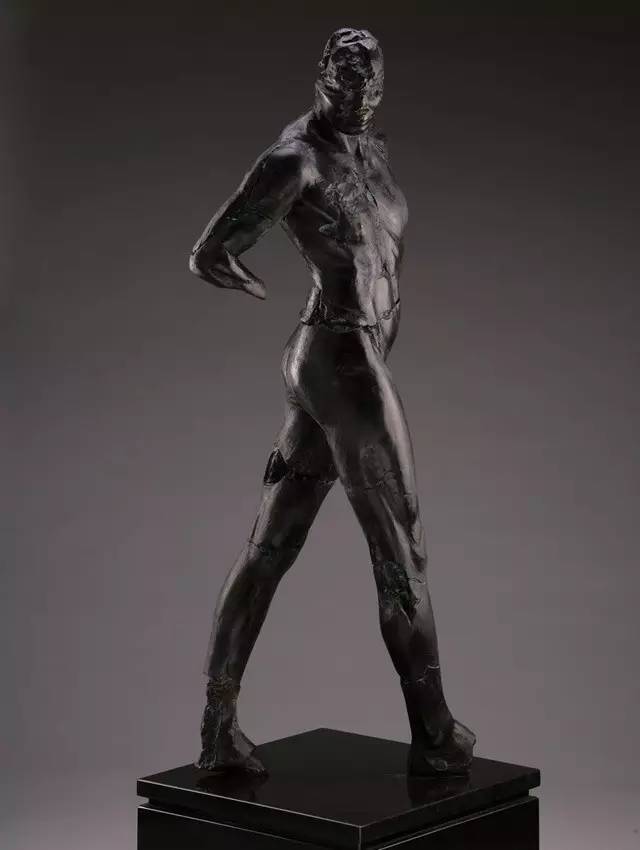 行走的人现代人体雕塑图片