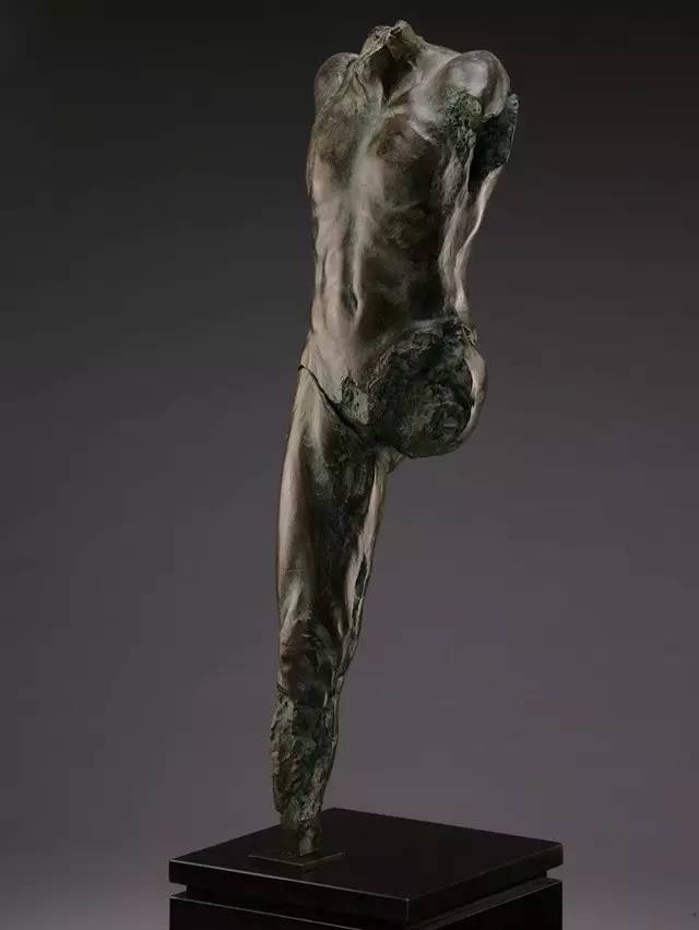 单腿男性现代人体雕塑图片