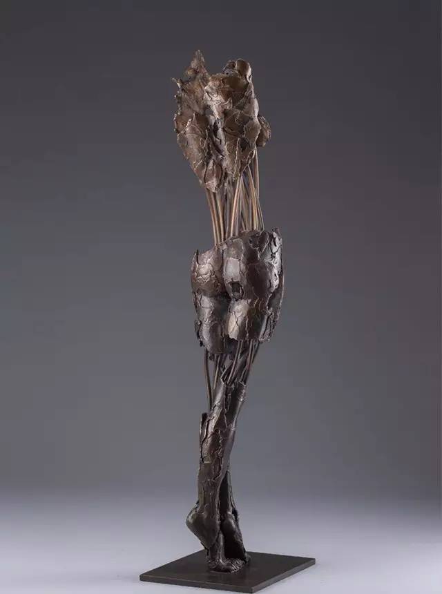 残缺女性人体现代人体雕塑图片