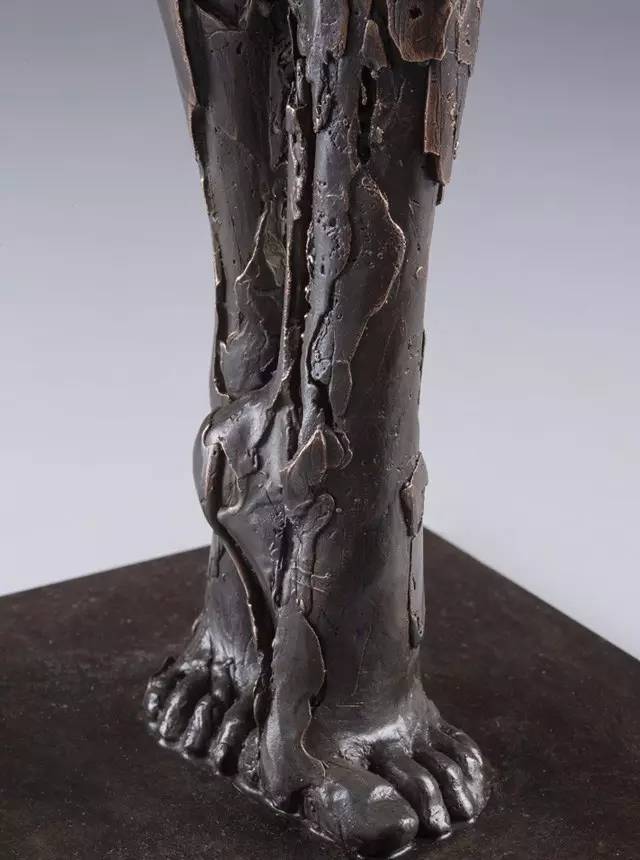 腿部现代人体雕塑图片